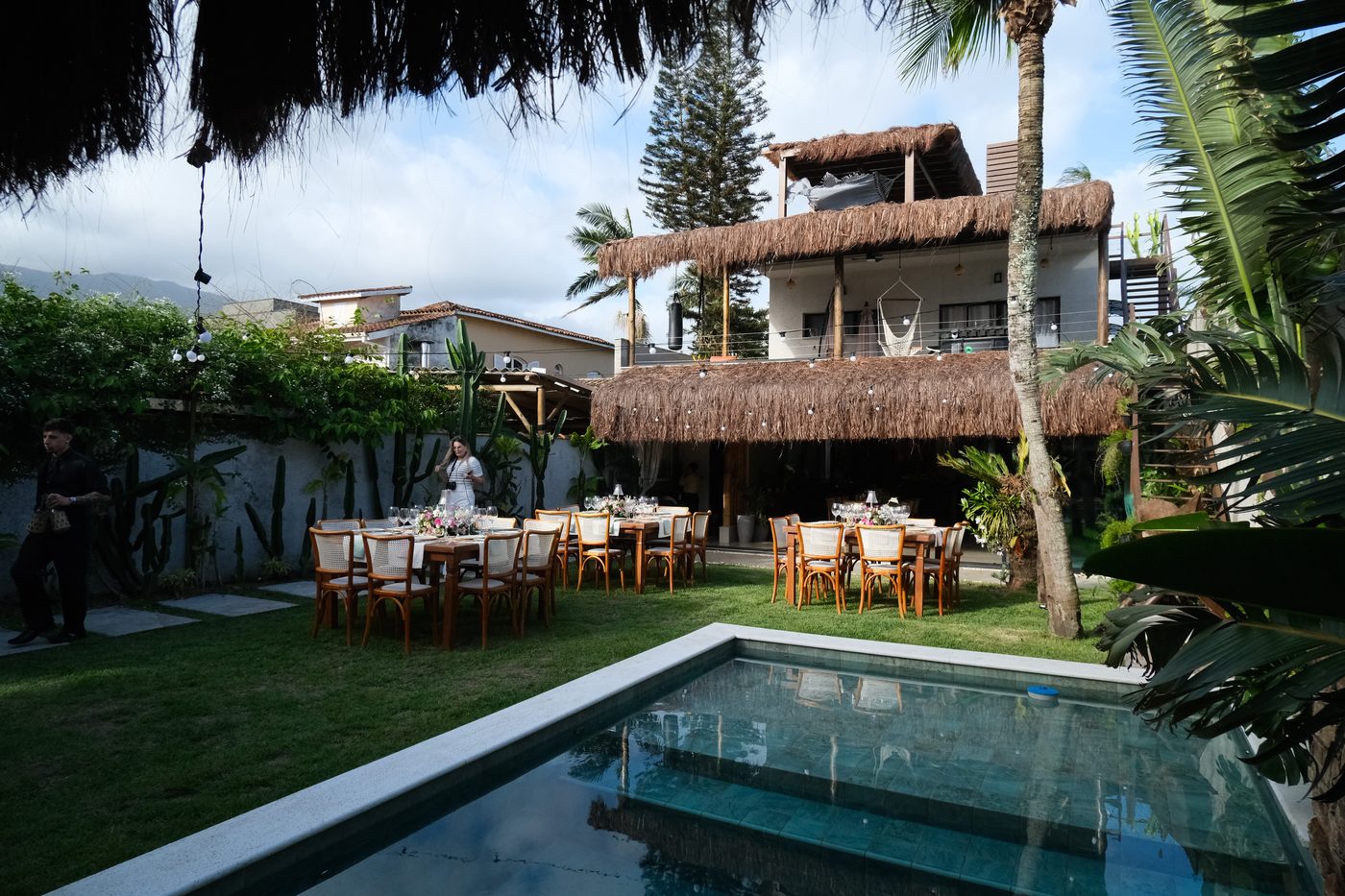 Jardim e piscina montados