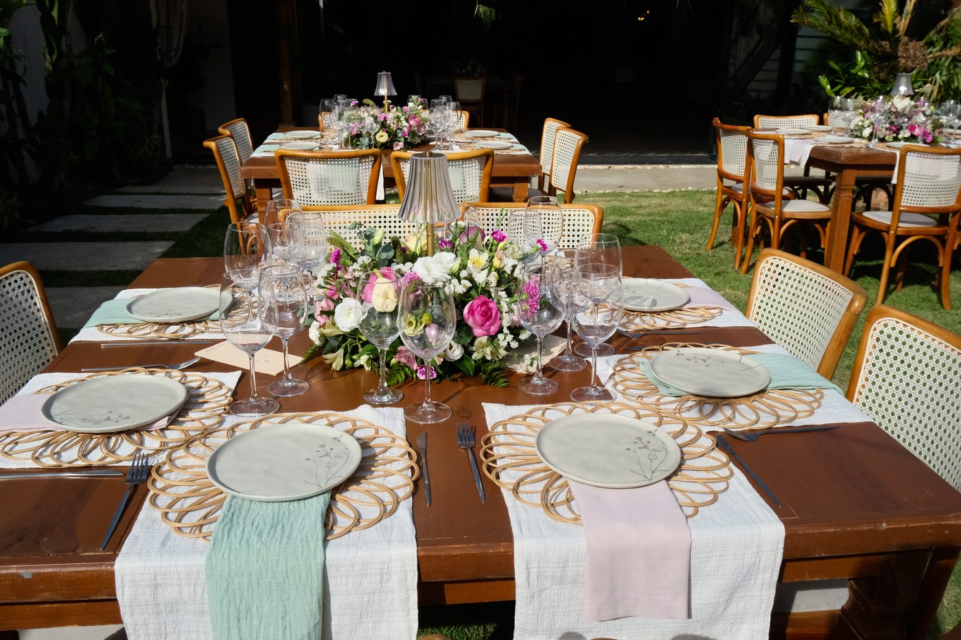 Mesa posta no jardim