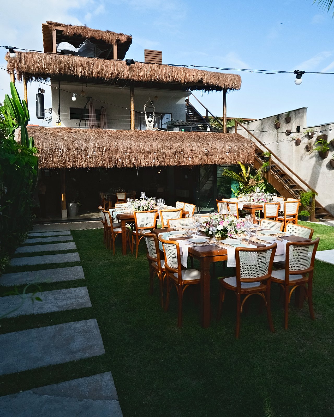 Jardim montado para o evento, com a casa ao fundo