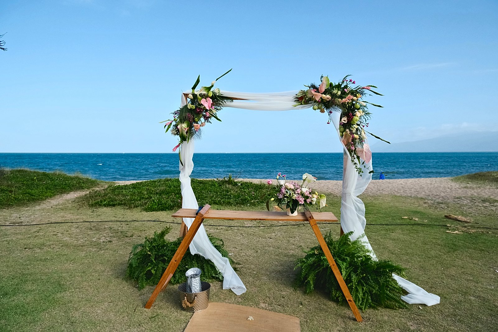 Cerimônia de casamento intimista no gramado de frente para o mar na Praia do Capricórnio