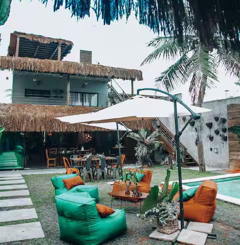 Jardim, lounge e piscina
