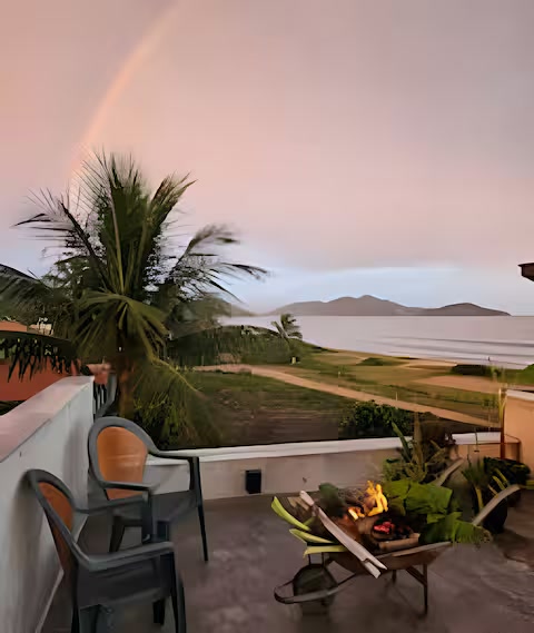 Amanhecer sobre o mar, visto da casa